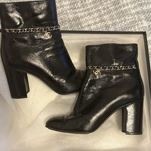 Chanel crinkle calfskin heeled booties in black